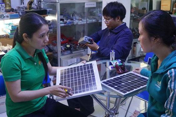 Nhiều hộ gia đình hào hứng lắp đặt điện mặt trời mái nhà do thời gian hoàn vốn giảm đáng kể. Ảnh: HOÀNG TRIỀU